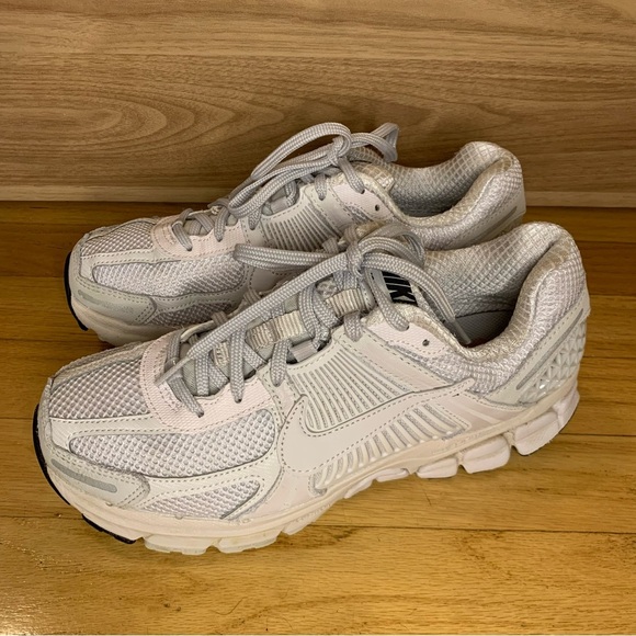 Nike Zoom Vomero 5 Women's Sneakers in Gray - Size 9 - Picture 1 of 9
